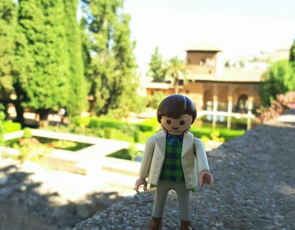 Turista de paseo por la Alhambra